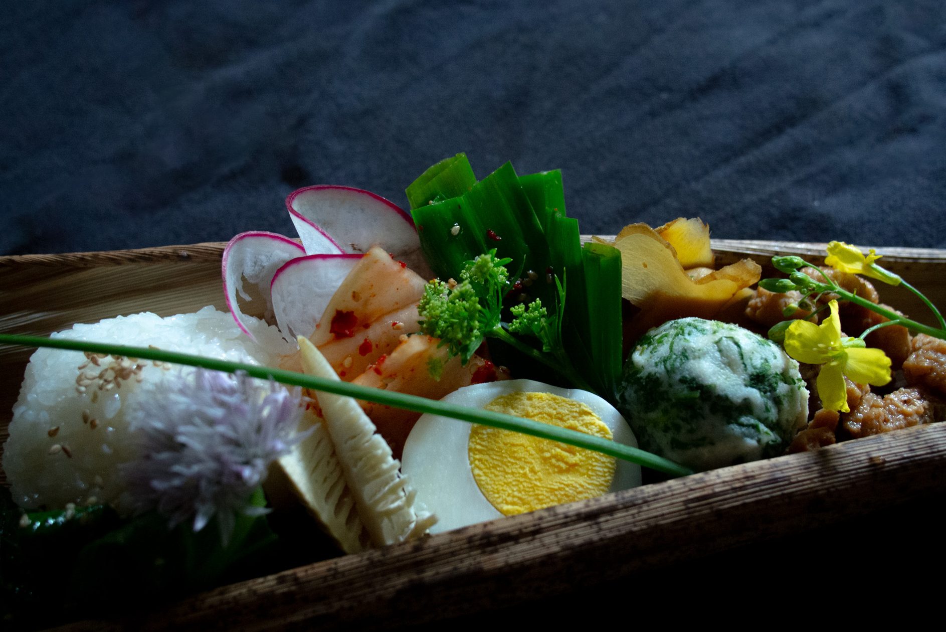 Assiette en bambou composée avec soin — restauration festival 工夫茶 — GōngFūChá 2025