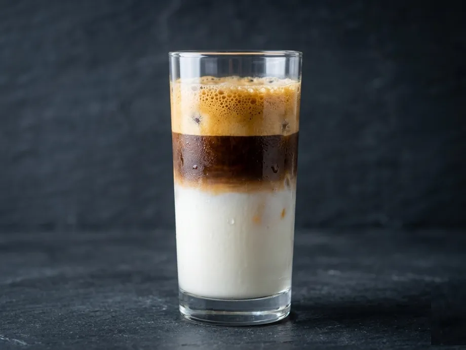 Café Coco dans un verre haut, café Phin sur un nuage de crème de coco frappée