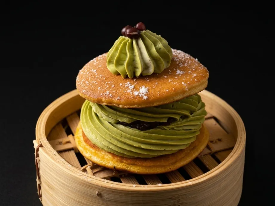 Dorayakis garnis et montés à la crème de thé matcha, empilés sur un panier vapeur