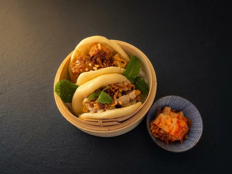 Deux 刈包 — GuàBāo dans un panier vapeur en bambou, accompagnés de kimchi