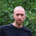 Portrait d'Aymeric Guyard devant un feuillage