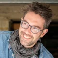 Les mains de Jérémy en train de tourner